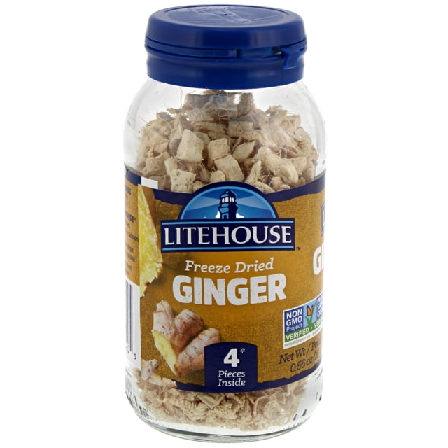 Litehouse Gingembre Déshydraté dans un Pot Transparent avec un Couvercle Bleu, Montrant des Morceaux de Gingembre Lyophilisé à l'Intérieur. l'Étiquette Dorée Affiche le logo Litehouse et Note Qu'il Équivaut à 4 Morceaux de Gingembre Frais. Cette Épice Non OGM, Sans Gluten, Est Idéale pour Assaisonner le Garde-Manger et Cuisiner Facilement Sans Éplucher Ni Hacher.
