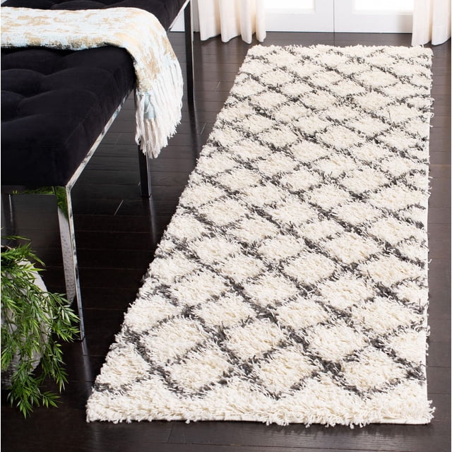Safavieh Dallas Jerrie Tapis Shag Géométrique avec Motif Crème et Losanges Gris Foncé, Fibres Synthétiques Denses et Douces Tissées Mécaniquement pour la Durabilité, Placé sur un Plancher de Bois Franc Foncé à Côté d'Un Banc Noir avec un Jeté à Franges, Convient aux Espaces à Fort Achalandage à la Maison Ou au Bureau et Est Souvent Utilisé comme Tapis d'Accent Doux.