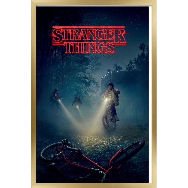 Netflix Stranger Things - Affiche Murale de Vélos, 22,375 Po x 34 Po Représentant Trois Enfants Chevauchant des Bicyclettes avec Phares sur un Sentier de Forêt Sombre la Nuit, une Bicyclette Rouge Allongée sur le Sol Couvert de Feuilles au Premier Plan, et le logo Rouge Lumineux Stranger Things au-Dessus, Convient à la Déco de la Maison et à l'Art Mural à Thème.