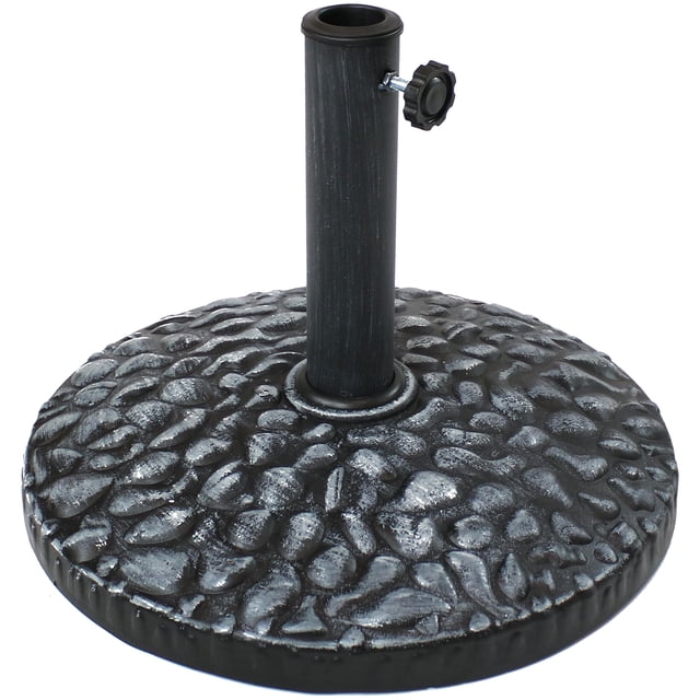Sunnydaze Base de Parasol Ronde pour Patio et Cour en Polyrésine Traditionnelle d'Extérieur à Texture de Galets, Fini Gris. la Base Présente une construction en Résine durable avec une Texture de Galets Résistante aux Intempéries, Conçue pour Tenir des Parasols de Patio avec des Diamètres de Poteau de 1,5 à 2 Pouces. Elle Comprend une Vis à Pouce pour un Ajustement Sécurisé et Mesure 18 Pouces de Diamètre et 13 Pouces de Hauteur. Idéale pour une Utilisation Extérieure, Elle Offre une Stabilité pour les Parasols dans des conditions Aériennes et Complète les tables de Patio