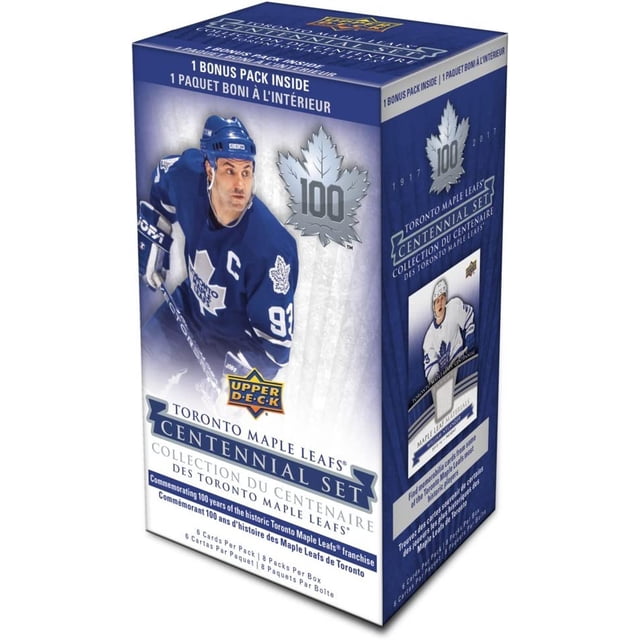 Boîte Blaster du Centenaire des Maple Leafs de Toronto 2017 Upper Deck Présentant des Cartes à Échanger de hockey Commémorant les 100 Ans de la franchise des Maple Leafs de Toronto. la Boîte design Comprend un Schéma de Couleurs Bleu et Argent avec une Imagerie de Joueur, le logo des MAPLE LEAFS, et des Détails sur le Contenu de l'Ensemble, Incluant 8 Paquets par Boîte et 6 Cartes par Paquet.