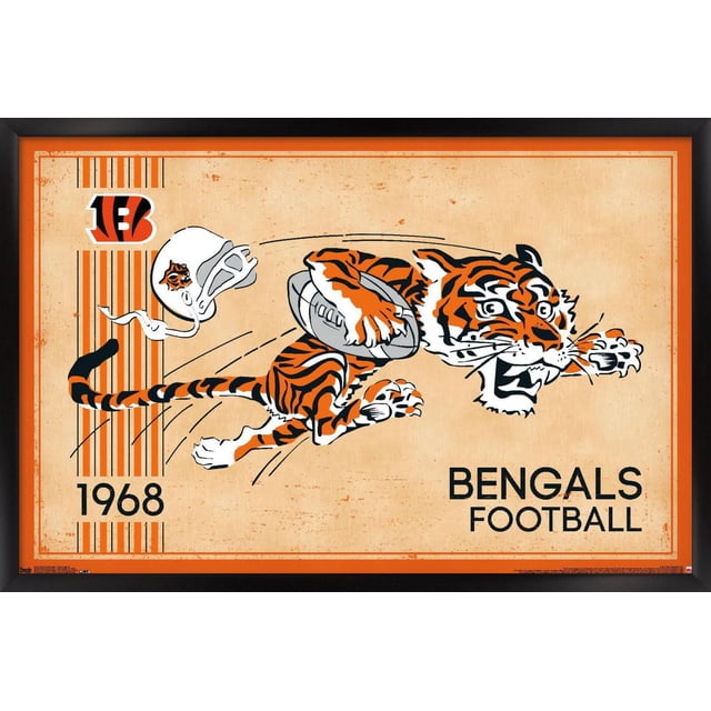 NFL Cincinnati Bengals - Affiche Murale Logo Rétro 14, 22,375 Po x 34 Po Représentant un Tigre du Bengale vintage Serrant un Ballon de football à Mi-Saut, Accompagné d'Un Casque Blanc avec le Logo des Bengals et l'Année 1968 sur un Fond beige Texturé avec un Encadrement orange et Noir, Convient à une Déco Murale à Thème Sportif.