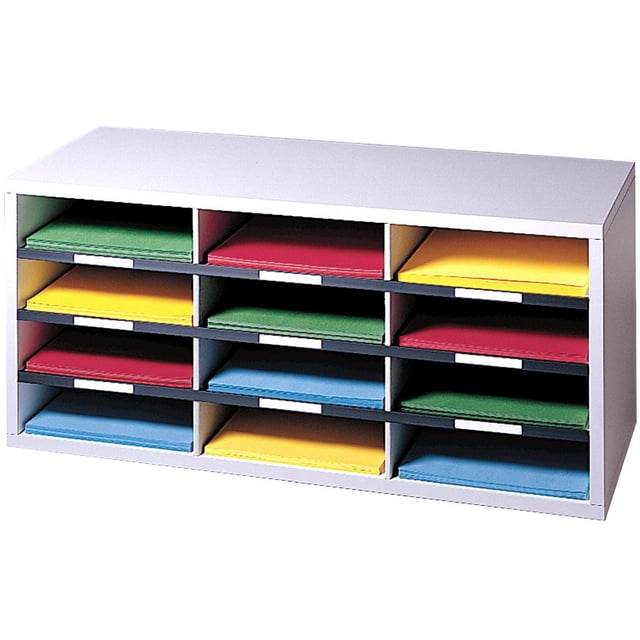 Trieur à Compartiments - 12, Gris Dove avec 12 Compartiments Format Lettre Organisés en Trois Rangées et Quatre Colonnes Tenant des Piles de Papier Colorées en Vert, Rouge, Jaune et Bleu. Il Présente un Système de Séparateur Ondulé et un Cadre à Haute Résistance, Idéal pour Organiser les Dossiers de Bureau et Souvent Utilisé pour Trier le Courrier Ou les Fournitures d'Artisanat.