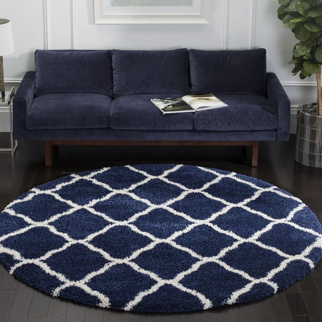 Safavieh Hudson Tapis Shag Géométrique Ligne a, Rond avec Motif Géométrique de Carreaux Marocains Bleu Marine et Blanc, pile de Fil Synthétique Peluche sur Plancher de Bois Franc Foncé devant un sofa Bleu Marine, Convient pour Accentuer les Espaces du Salon.