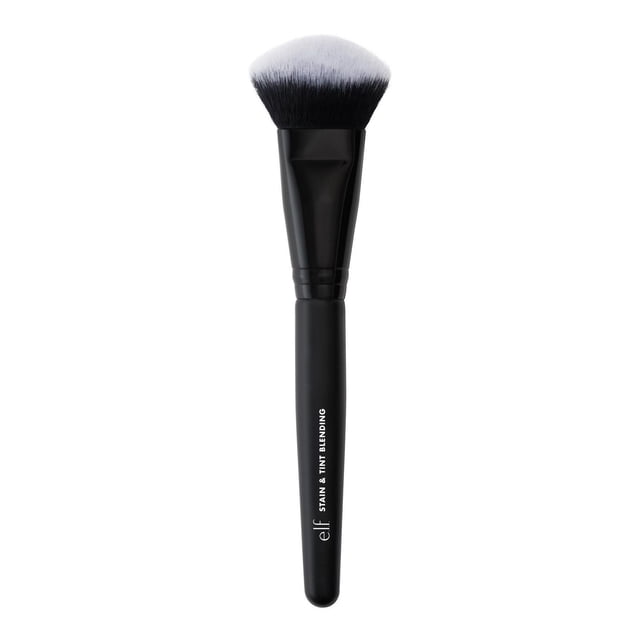 e.l.f. Cosmetics Pinceau Estompeur pour Taches et Teintes avec Manche Noir Mat et Poils Synthétiques Denses Blancs aux Pointes et Noirs à la base, Doté d'Une Tête de Brosse Inclinée Conçue pour Estomper les Taches Liquides et les Teintures pour les Joues, Montré sur Fond Blanc.