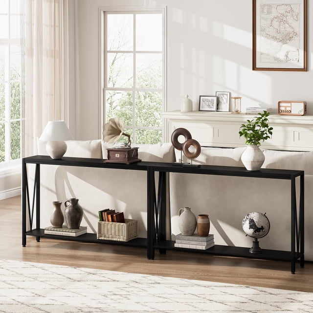BeesClover Table d'Appoint Table d'Entrée, une console Industrielle de 43 Pouces avec Pieds en V et un design à 2 Niveaux. Présente un Profil Étroit avec Rangement Intégré pour Organiser des Articles comme des magazines et des Télécommandes. Idéale pour les Entrées, les Couloirs Ou les Salons, Offrant un design Gain de Place. Exposée dans un Décor de Salon Lumineux avec des Articles Décoratifs comme des vases, des Livres et des Plantes Placés sur Sa surface et une Tablette Inférieure.