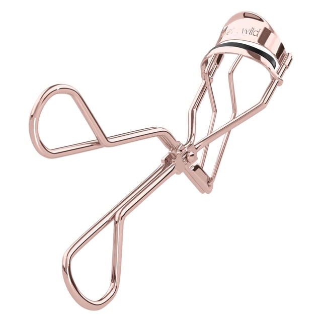 High On Lash Fer à Friser les Cils en Métal Or rose avec Poignées Ergonomiques en Boucle Caoutchoutée et Coussinet en silicone Noir pour un Bouclage des Cils Doux, Sans Pincement, Universel, Montré Incliné sur un Fond Blanc, Idéal pour un Levage des Cils Précis et Confortable.