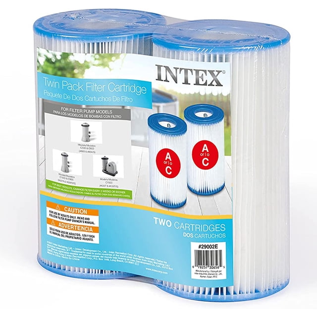 Intex 29002E Easy Set Cartouche de Remplacement pour Filtre de Piscine Type A Ou C, Lot de 2. l'Image Affiche Deux Cartouches de Filtre Cylindriques avec Capuchons Bleus et Matériau Dacron Plissé, Emballées pour Être Utilisées avec les Pompes de Filtre Intex, Incluant les Modèles 28603EG, 28637EG, et Autres. l'Emballage Conseille de Remplacer les Cartouches Toutes les Deux Semaines pour une performance de Pointe. les Dimensions Sont de 4,25 x 4,25 x 8 Pouces.