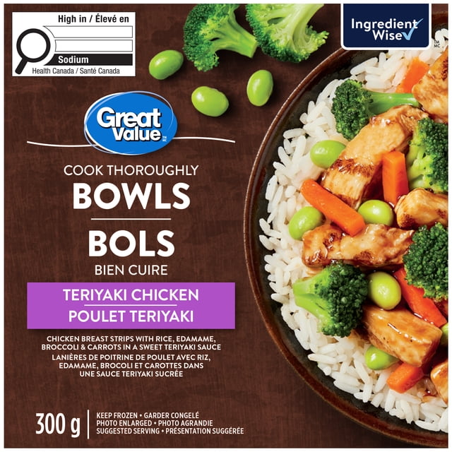 Great Value Bol de Poulet Teriyaki Montrant un Gros Plan d'Un Bol Brun Rempli de Riz Blanc, de Lanières de Poitrine de Poulet Glacées dans une sauce Teriyaki Sucrée, un edamame, des Fleurettes de Brocoli et des Morceaux de Carotte, avec Image de Marque du Produit et Étiquettes Nutritionnelles sur un Fond Brun Foncé.
