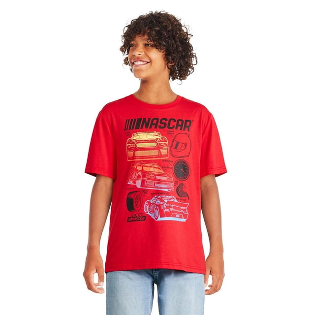 NASCAR T-Shirt à Manches Courtes pour Garçons en Tricot jersey Rouge avec Imprimé Graphique avant de Voitures de Course, Casque, Pneu et Compteur de Vitesse, avec Encolure Ras du Cou et Ourlet Droit, Assorti à des jeans Bleu Pâle, Idéal pour un Style Décontracté Ou pour l'École.