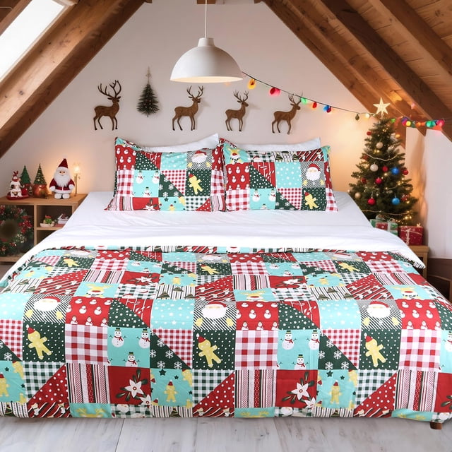 HITIME Ensemble de Housse de Couette de Noël Imprimée 100 % Polyester Format Simple Exposé dans une Chambre à Thème des Fêtes Douillette. la Literie Légère et Respirante Présente un design patchwork vibrant avec des motifs de Noël comme des Bonhomme de Neige, des Bonhomme en Pain d'Épice et le Père Noël, Complété par des Tons Rouge, Vert et Bleu. Comprend une Housse de Couette et Deux Taies d'Oreiller Assorties en Microfibre Douce avec Fermeture Éclair. la Chambre Est Décorée d'Éléments Festifs comme un Arbre de Noël, une Oeuvre Murale de Renne et des Guirlandes Lumineuses