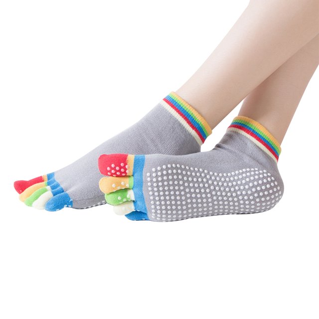 Toe Socks for Men and Women High Performance Athletic Running Toe Socks in grey with colourful toe design and rainbow-striped cuffs. The socks feature a non-slip grip pattern on the sole, making them ideal for yoga, Pilates, dance, and other studio activities. Designed for comfort, breathability, and durability, these socks are suitable for both men and women.