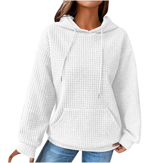 CEHVOM Mode Chandails Décontractés à Manches Longues à Col Rond pour Femmes Hauts Blouse Chandail à Capuchon Uni de Couleur Blanche Unie. Ce Chandail à Capuchon Présente un design Texturé en Tricot Gaufré, une Capuche avec Cordons de Serrage Ajustables, Manches Longues et une Poche Kangourou avant. Fabriqué en Matériau polyester Doux, Il Est Conçu pour un Usage Décontracté et Convient aux Saisons d'Hiver et d'Automne. le Modèle l'Agence avec des jeans Bleus.