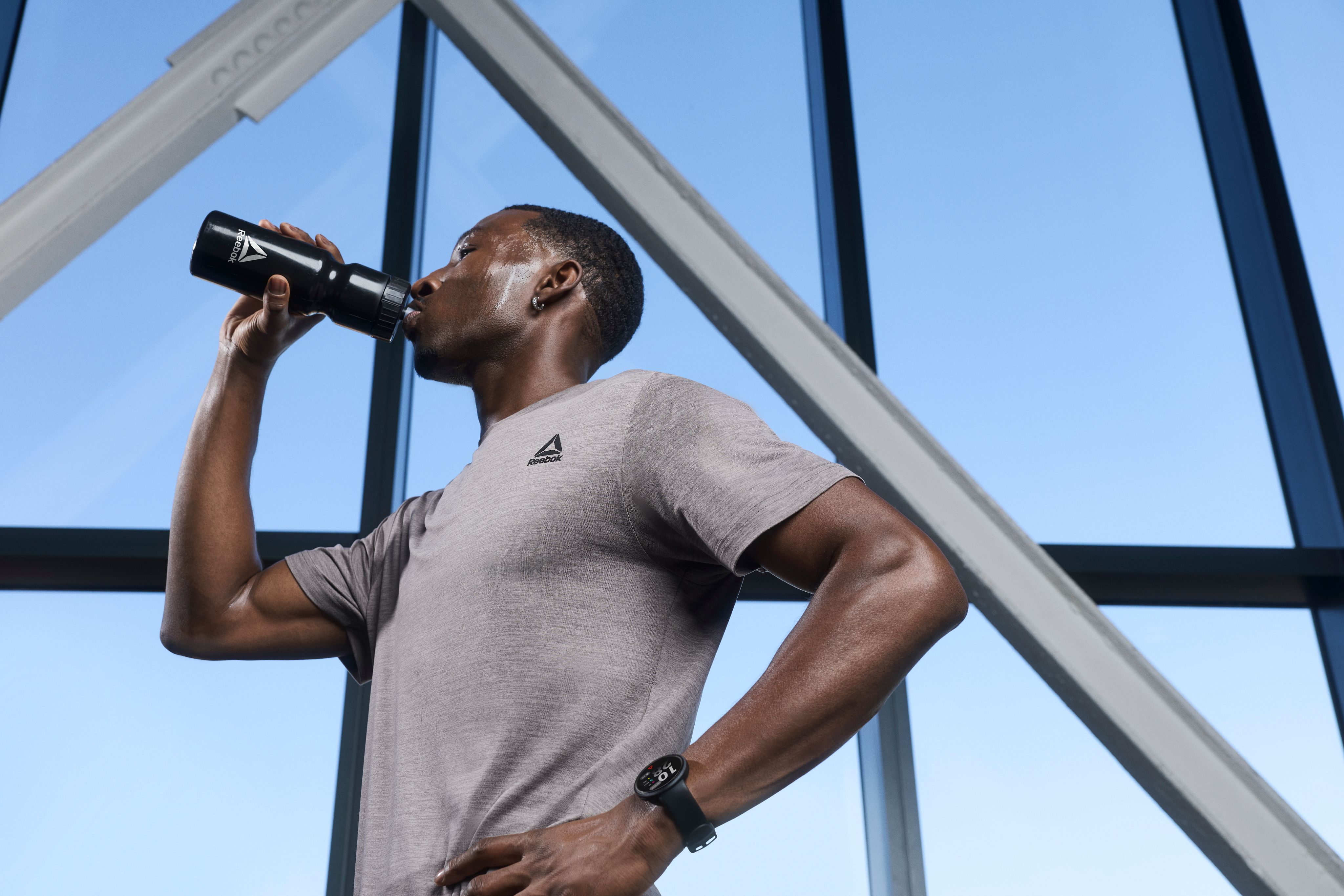 Montre connectée Reebok Rush DELTA fitness, A-GPS, fréquence cardiaque et SpO₂, écran LCD de 1,39", plus de 80 modes sportifs, autonomie de 10 jours, étanche IP68, compatible Android et iOS