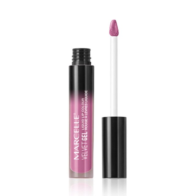 Marcelle Rouge à Lèvres Liquide en Gel Velouté en tube Rose transparent avec Capuchon Noir et Applicateur en Forme de Goutte, Montrant un Rouge à Lèvres Liquide Semi-Mat Rose Vif Enrichi d'Huile de tsubaki pour l'Hydratation et la Nutrition, Idéal pour des Lèvres Lisses et une Couleur Longue Tenue.