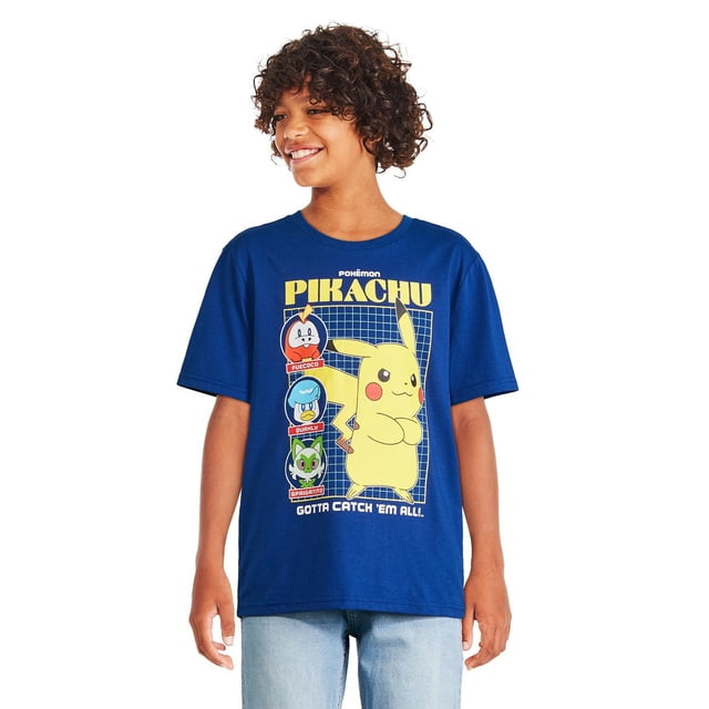 Pokemon T-shirt Pikachu pour Garçons en Tricot jersey Bleu Riche en Coton avec un Graphique de Pikachu à l'Avant et des images Plus Petites de Fuecoco, Quaxly et Sprigatito, Manches Courtes, Encolure Ras du Cou et Ourlet Droit, Assorti à des jeans Bleu Pâle pour un style Décontracté.