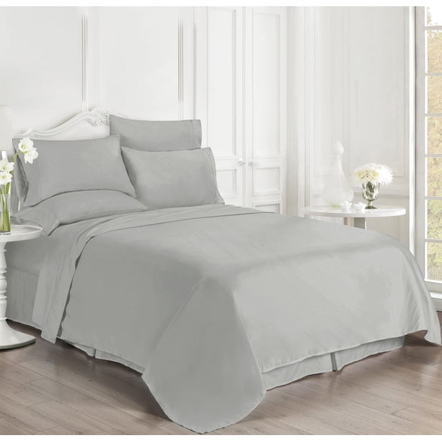 Ensemble de Draps en Microfibre avec Taies d'Oreiller Bonus en Gris Pâle Affichées sur un Lit Fabriqué avec Tête de Lit Ornée Blanche, Comprenant des Draps Plats et Ajustés en Microfibre Double Brossage Résistants aux Plis plus des Taies d'Oreiller dans une Chambre Éclatante avec des Murs à Panneaux Blancs et un Plancher de Bois, Idéal pour un Entretien Facile et le Confort.