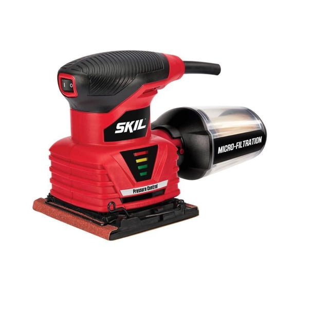 SKIL 7292-02 2,0-Amp 1/4 Feuille Sander avec Voyants Indicateurs de Contrôle de Pression et Collecte de Poussière de micro-filtration, avec un design de Poignée Paume Rouge et Noire, Montré d'Un angle avant 3/4 sur un Fond Blanc.