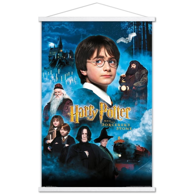 Harry Potter and the Sorcerer's Stone - Candles Affiche Murale d'Une Feuille, 22,375 Po x 34 Po Présentant un collage de Personnages Principaux Orienté vers l'Avant, le Château de Poudlard Éclairé en Arrière-Plan, des Bougies Flottantes, le train Express de Poudlard Numéroté 5972, et un Hibou Blanc Volant dans un Ciel Nocturne Étoilé, Imprimée sur Papier d'Affiche Lustré, Convenant à la Déco Intérieure.