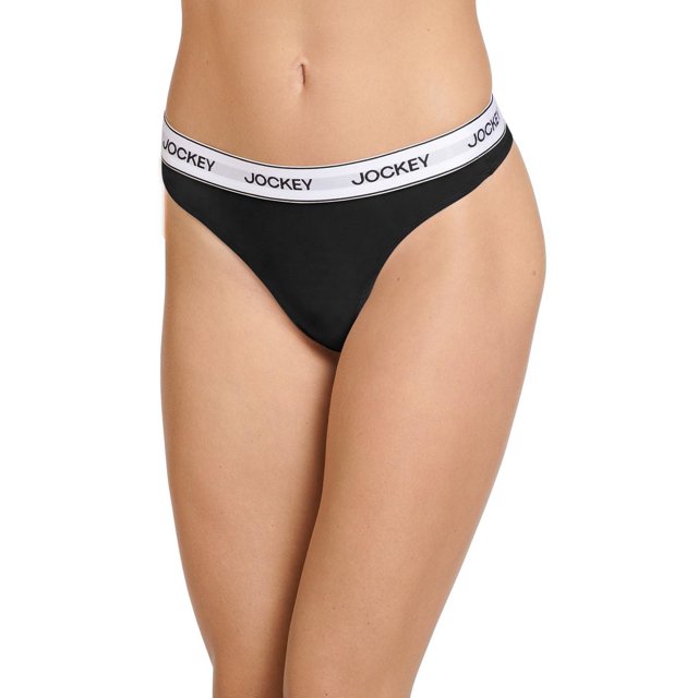 Jockey® Essentials String pour Femmes en Coton Extensible Noir avec Taille Élastique Blanche Présentant le logo Jockey Répété, Coupe Mi-Haute avec Couverture Échancrée, Fait d'Un Mélange Doux et Respirant de Coton-Spandex, Montré sur un Modèle de la Taille au Haut des Cuisses sur Fond Blanc, Idéal pour le Confort Quotidien et un Port Discret.