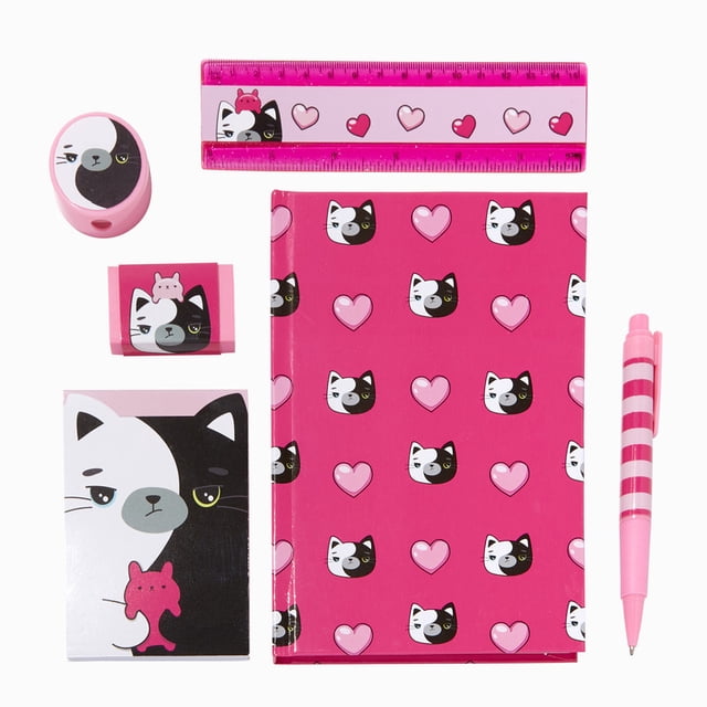 Claire's Ensemble de Papeterie Moody Cat Rose de 6 Pcs, Incluant un journal, un mini Bloc-Notes, une Règle, un Taille-Crayon, un Stylo et une Gomme. Chaque Article Présente un Motif Moody Cat avec des accents de Cœur Rose, Parfait pour l'École, les Devoirs Ou des Projets Créatifs.