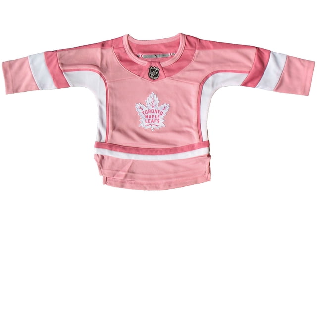 Outerstuff Chandail de Mode Rose pour Bébés Filles Maple Leafs de Toronto avec Motif Rose, inserts Contrastés Blancs et Passepoil. le Chandail Comprend le logo Maple Leafs de Toronto au Centre de la Poitrine, un Écusson LNH Shield sur le Col avant et un Ourlet à Pattes d'Éléphant. Fabriqué en 100 % polyester, Il Est sous Licence Officielle et Lavable à la machine.