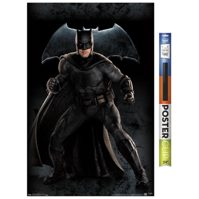 DC Comics Film - La Ligue des Justiciers - Affiche Murale Batman, 14,725 Pouces x 22,375 Pouces Encadrée, Montrant une Vue Centrée et Orientée vers l'Avant de Batman en Complet Texturé Noir avec cape et Ceinture Utilitaire, Posée Dynamiquement avec les Poings Serrés sur un Fond Sombre avec un Symbole de Chauve-Souris Lumineux, Idéale pour l'Art Mural, la Déco Maison et la Décoration de Fête à Thème.