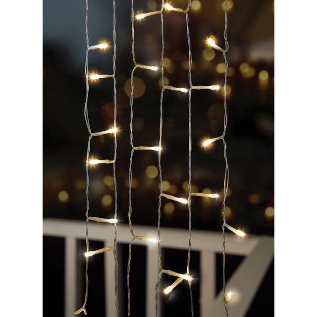 Merkury Rideaux Lumineux Extérieurs / Intérieurs avec Brins DEL Blanc Chaud en Cascade, Dotés de 8 modes d'Éclairage Multiples et d'Une Conception Résistante aux Intempéries, Suspendus Verticalement avec Plusieurs Ampoules Éclairées sur un Fond Flou Foncé, Convenant à la Vie en Plein Air et à la Décoration d'Éclairage à Cordes.
