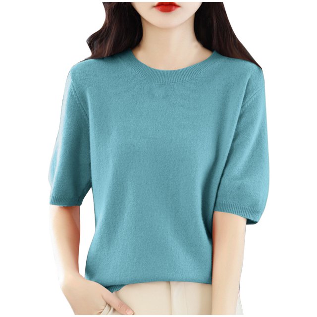 FAIWAD Chandail à Manches Courtes pour Femme, Col Rond, Manches Bouffantes, Hauts d'Été Légers de Couleur Bleu Pâle Uni. le Haut Présente une Encolure Ronde, des Manches Bouffantes Courtes et une Coupe Décontractée, Fabriqué en Tissu Doux et Léger. Conçu pour un Port Décontracté et Polyvalent, Il s'Agence Bien avec Divers Bas comme des jeans, des Jupes Ou des Pantalons. le Modèle Est Montré Portant le Haut Rentré dans un Pantalon de Couleur Claire sur un Fond Blanc Uni.