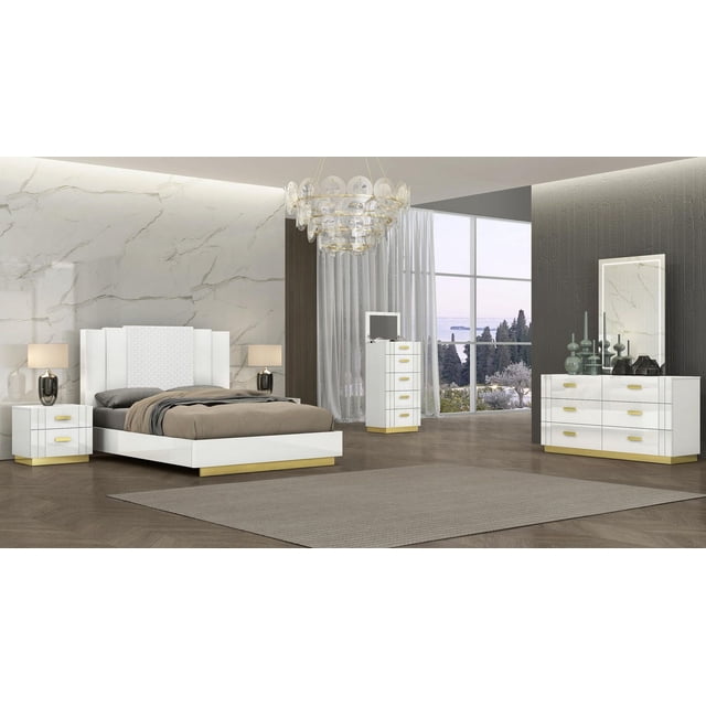 K-LIVING Tanner Ensemble de Chambre Lit Très Grand en Laque Blanche avec accents Métalliques Titane Or, Comprenant un Lit Plateforme avec Tête de Lit en PU Blanc Texturé, Deux Tables de Nuit avec Recharge Sans Fil et Poignées Dorées, une Commode à Six Tiroirs avec Miroir à DEL Éclairé, et une Haute Commode à Cinq Tiroirs, Ensemble dans une Pièce avec Murs Marbrés et Texturés Foncés, Plancher de Bois, Grande Fenêtre avec Rideaux Transparents, et un Lustre Circulaire.