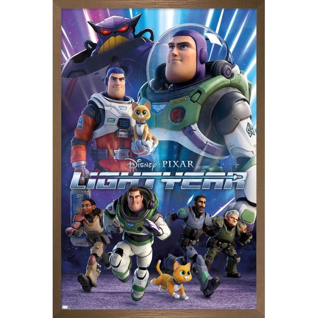 Disney Pixar Lightyear - Affiche Murale de Groupe avec Cadre Magnétique, 22,375 Pouces x 34 Pouces Représentant Buzz Lightyear en Combinaison Spatiale Blanche et Verte Courant avec d'Autres Personnages Adaptés à l'Espace et Deux Chats orange avec des Colliers Bleus, sur un Fond Cosmique Étoilé avec un Grand robot aux Yeux Rouges au Dos et le logo Lightyear Centré, Convient pour Décorer des Chambres, des Bureaux Ou des Résidences Étudiantes.