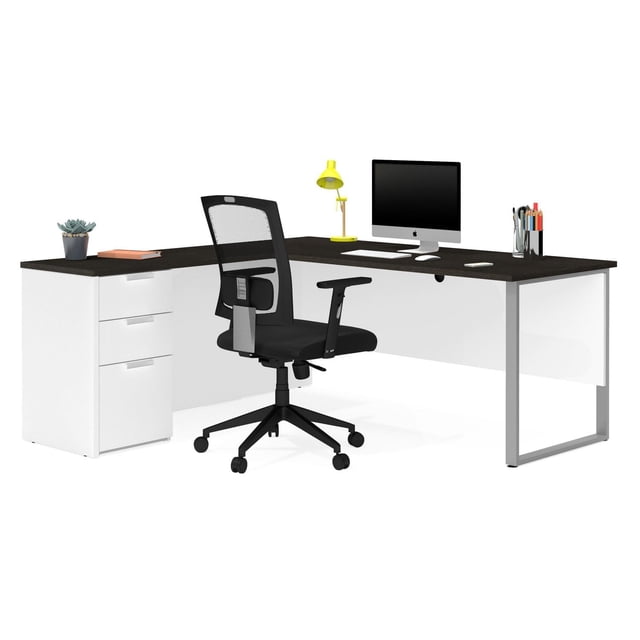 Bestar Pro-Concept plus L-Desk avec Pied en Métal Présentant des surfaces de Travail en Mélamine de Qualité Commerciale Durables de 1 Po en Fini Foncé, Piédestal Blanc avec Deux Tiroirs Utilitaires et un Tiroir de Classement Sécurisés par une Serrure, Pieds Carrés en Métal Argent Mat, et Gestion Efficace des Fils, Montré avec une Chaise de Bureau Ergonomique en Maille Noire, Lampe de Bureau Jaune, Ordinateur iMac et Accessoires de Bureau, Convient à l'Organisation de Bureau Moderne et d'Espace de Travail Créatif.