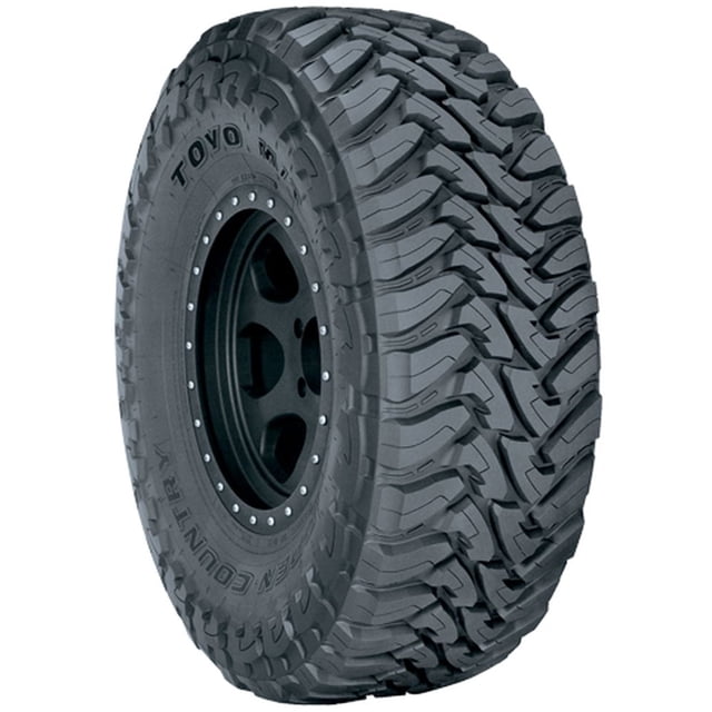 Toyo Open Country M/T LT305/65R18 F/12PLY BSW Pneu Montré dans une Vue de Profil 3/4 avec Bande de Roulement Agressive pour Terrain Boueux Comprenant de Larges Rainures Ouvertes pour l'Adhérence sur la Boue, le Gravier, le Sable et la Neige, Monté sur une Roue en Acier Noire avec Détails de Rivets, Conçu pour une Utilisation Tout-Terrain et une Durabilité Accrue.