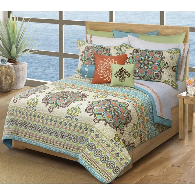Safdie & Co. Home Deluxe Collection Ensemble de Courtepointe Multicolore 100 % Polyester sur un Cadre de Lit en Bois avec une Vue sur le Bord de l'Eau. la Courtepointe Simple Présente un Couvre-Lit Matelassé Imprimé avec des Motifs Floraux et Géométriques en Bleu, orange, Vert et Brun sur Crème. Comprend Deux Taies d'Oreiller Assorties et des Coussins Décoratifs Coordonnés. la Courtepointe de 66 par 86 Pouces Est en Microfibre 100 % Polyester et Lavable à la machine, Convient pour Ajouter Douceur et style à une Chambre.