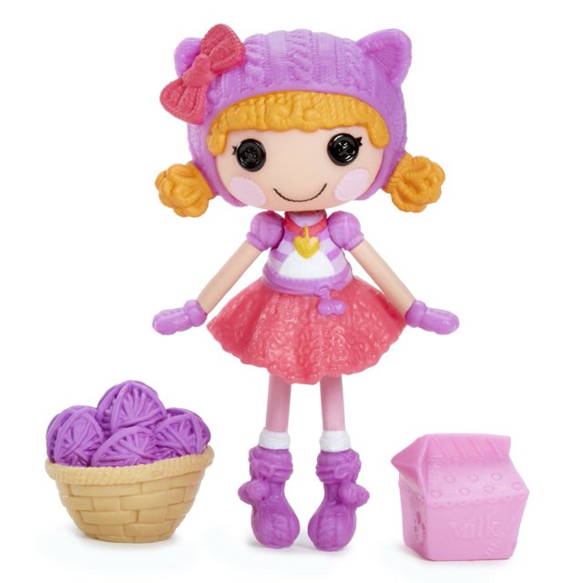 Lalaloopsy Minis™ Poupée - Fluffy Pouncy Paws™ Montrée à l'Arrière Portant un Bonnet Tricoté Violet avec des Oreilles de Chat et un Nœud Rouge, une Jupe Texturée Rouge, des Mitaines Violettes et des Bottes Violettes avec des Chaussettes Blanches. la Poupée a des Cheveux Bouclés orange et Est Accompagnée d'Un Panier de Pelotes de Fil Violet et d'Un Accessoire de carton de Lait Rose, Idéal pour le Jeu Imaginatif et les collections de Maison de Poupée.