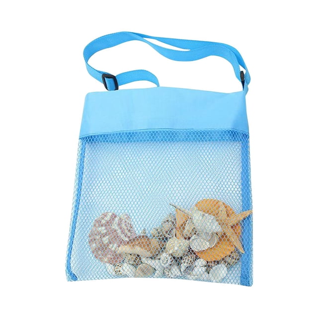 Grand Sac de Plage Conçu pour les Enfants, avec un Matériau en Maille Bleu, une Sangle Ajustable et une section Supérieure Bleu Uni. le Sac Est Montré Tenant des Coquillages et de Petits Jouets de Plage, Démontrant Son Utilisation pour le Rangement de Jouets et les Sorties à la Plage. Fabriqué en nylon durable à Séchage Rapide, Mesure 23x23 cm et Est compact pour un Rangement Facile. Idéal pour Transporter des Jouets, Maillots de Bain Ou Serviettes pour Enfants Tout en Laissant le Sable Tomber à Travers la Maille.