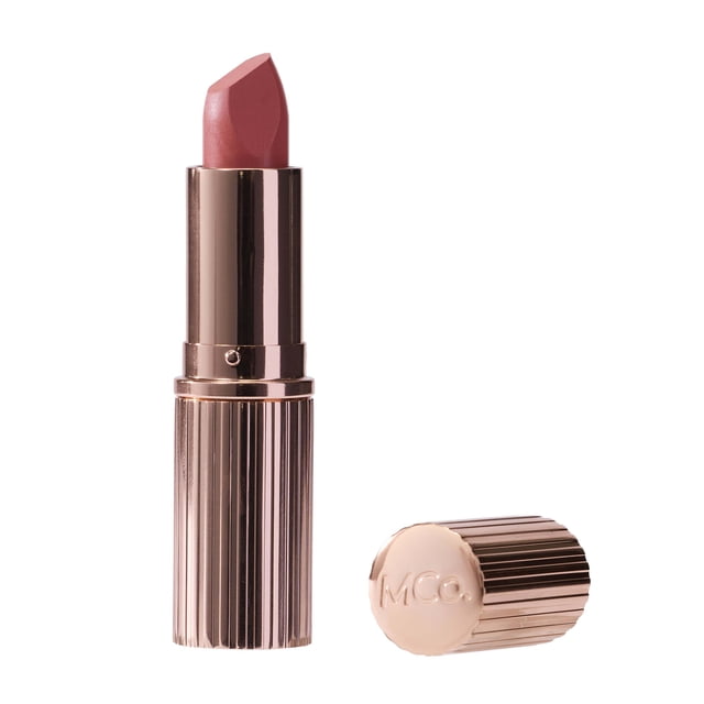 MCoBeauty Rouge à Lèvres Crème Mat Luxe en Pêche-Corail avec Embout à Angle Carré pour une application Précise, Logé dans un tube Côtelé Réfléchissant Or rose avec le Capuchon Embossé du logo MCoBeauty à Côté, Présentant une Formule Longue Tenue et Hydratante Qui Flattent les sous-Tons de Lèvres Naturels et Résistent aux Bavures, Convient pour Définir et Nourrir les Lèvres.