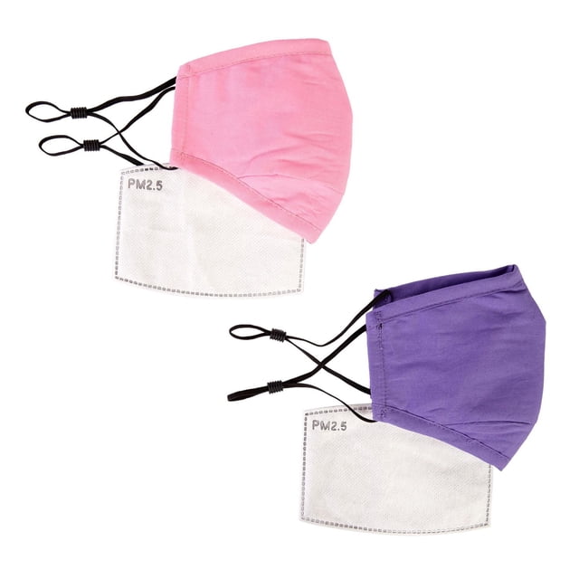 Ensemble de 2 Masques Faciaux Réutilisables en Coton pour Enfants, Rose et Violet, Faits de Tissu 100 % Coton à 3 Couches, Sangles d'Oreille Élastiques Noires Ajustables, Cordons de Nez et Filtres Jetables PM2.5 avec Poches Filtrantes Intérieures sur Fond Blanc.
