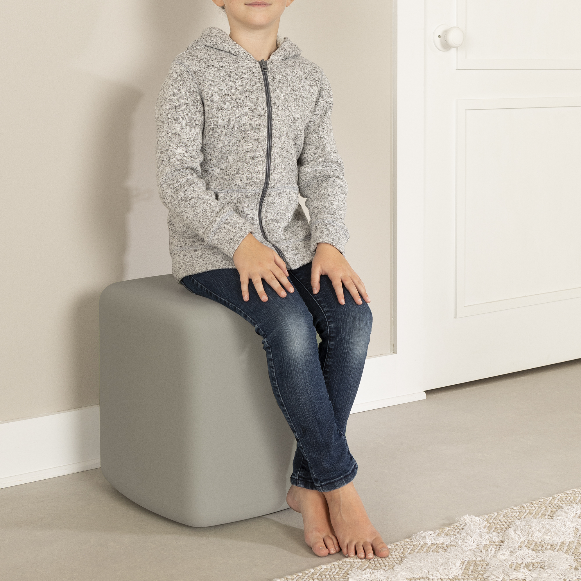 Tabouret pour enfants, fini Greige, collection Sweedi de Meubles South Shore