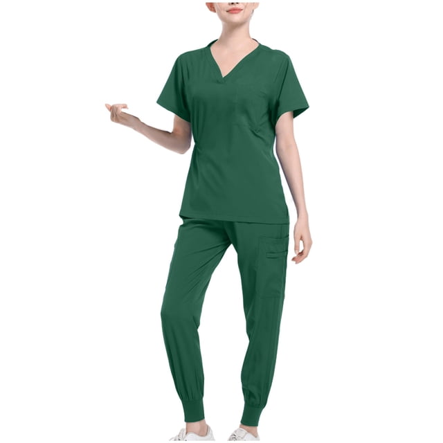 Ensemble de Sarrau Jogger Médical pour Femmes Tenues d'Été 2 Pcs Uniforme d'Infirmière en Vert Armée, Taille small. l'Ensemble Comprend un Haut à Manches Courtes à Col en V et un Pantalon cargo Style Jogger avec Multiples Poches. Fabriqué à Partir d'Un Mélange polyester-spandex Doux, Respirant et Infroissable, Cet Uniforme Est Léger et Confortable pour de Longues Heures. Idéal pour Infirmières, Soignants et Professionnels de la Santé, Il Offre une Praticité avec un Rangement Sécurisé pour l'Essentiel. la Tenue Est Présentée sur un Modèle sur un Fond Blanc Uni.