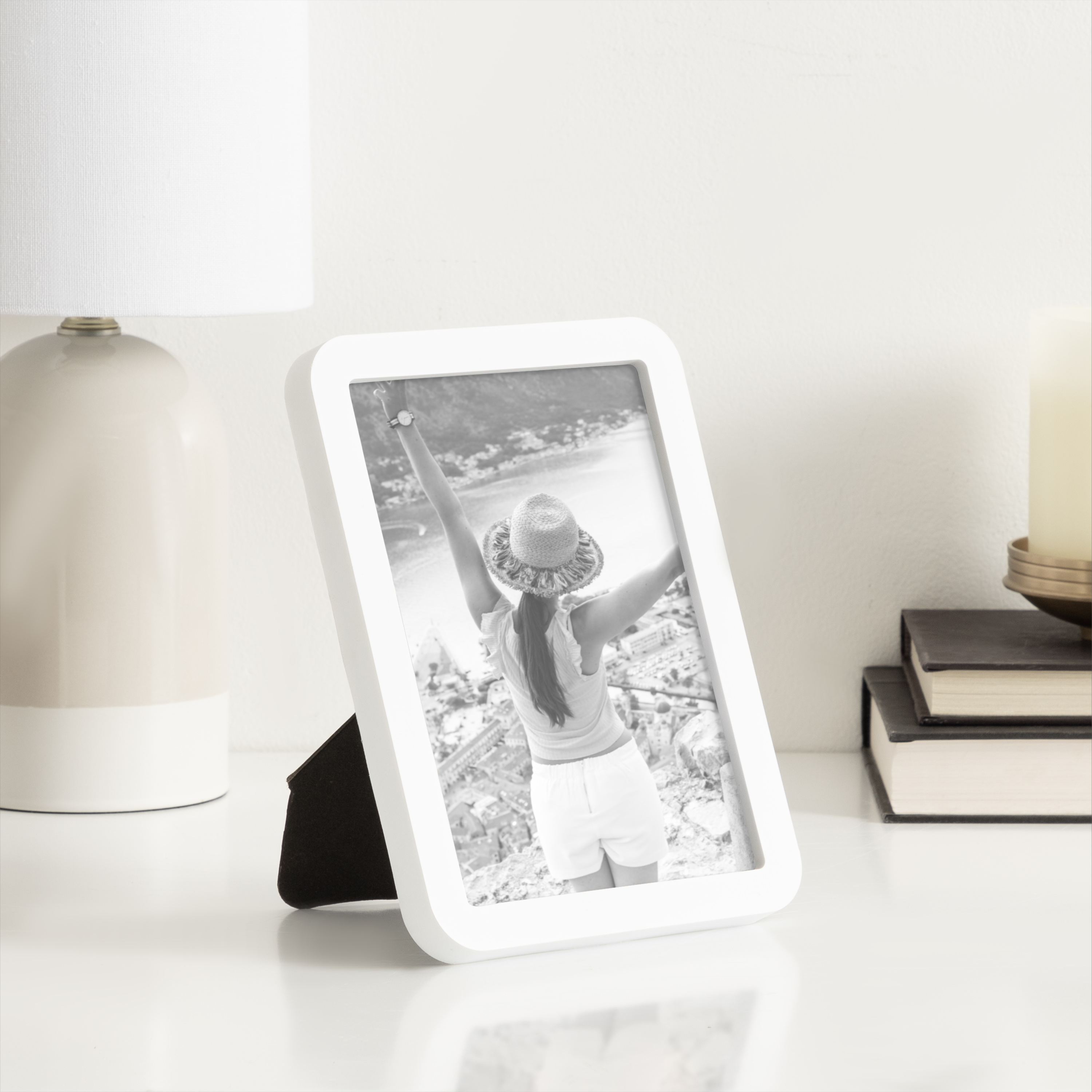 Cadre à photos décoratif blanc avec coins arrondis DesignOvation Boba de 12,7 cm x 17,8 cm pour table