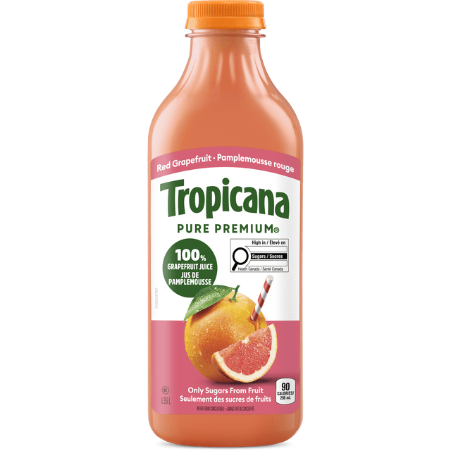 Tropicana 100 % Jus de Pamplemousse Rouge Pure & Natural, Bouteille de 1,36 L avec Bouchon orange et Étiquette Blanche Mettant en Vedette le logo Tropicana Vert, image de Pamplemousse Rouge avec Paille Rayée, et Informations Nutritionnelles Incluant 100 % Jus de Pamplemousse Pur et 90 calories par 250 ml. Souvent Utilisé comme Mélange Rafraîchissant de Jus de Fruits Naturel.