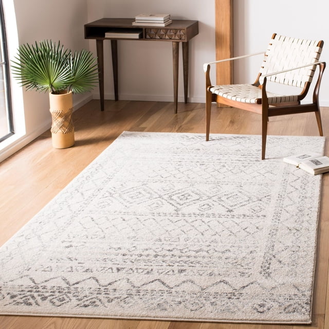 SAFAVIEH Tulum Tapis Géométrique Ronald Usé en Tons Neutres Doux avec un Motif Géométrique Usé Subtil, Posé sur un Plancher de Bois Franc Clair dans une Pièce Lumineuse Comprenant une Chaise en Bois Moderne Mi‐siècle avec des Sangles Tressées Blanches, une table console en Bois Foncé et un vase beige avec des Feuilles de Palmier Vertes, Convient pour Ajouter de la Chaleur, Invitant du Caractère aux Espaces de Vie.