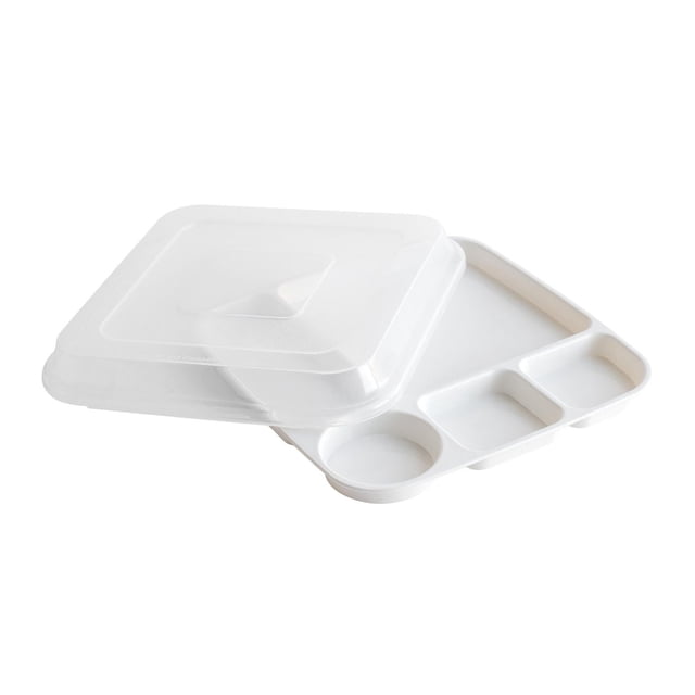 Nordic Ware Plateau de Souper Compartimenté pour Micro-Ondes avec Couvercle Montré dans une Vue Inclinée aux 3/4, Comprenant un Plateau en Plastique Blanc Sans BPA et Sans Mélamine avec Cinq Compartiments, Dont une section Ronde, Assorti à un Couvercle Transparent Empilable. Conçu pour Réchauffer, Servir et Ranger les Repas, Il Va au Lave-Vaisselle et Idéal pour les Pique-Niques, les Repas des Enfants et les Restes.