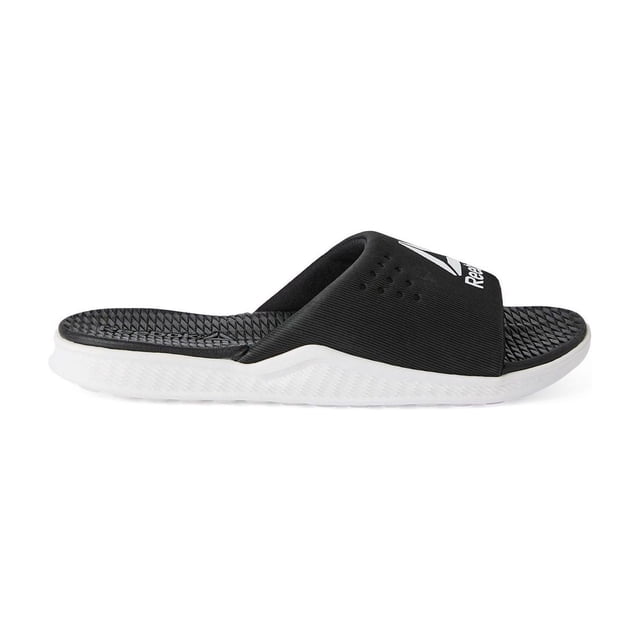 Reebok Sandales Confort pour Femmes, Sandales Imperméables Légères avec Empeigne en Maille, Bride Grand avec logo Reebok, Semelle Extérieure Synthétique et Assise Plantaire Texturée Imprimée dans une Vue avant Trois-Quarts de studio; Utilisées Souvent pour les Courses, les Journées de Récupération Ou les Tenues athleisure Décontractées.