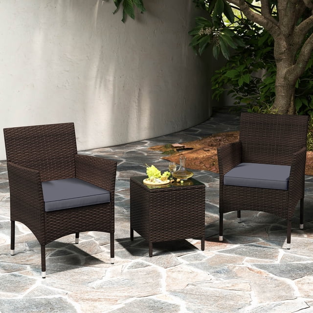 Costway Ensemble de Conversation Extérieur 3 Pcs avec Siège Coussiné et Dessus de table en Verre Trempé Gris. Cet Ensemble de Mobilier de patio Comprend Deux Chaises en Rotin PE Brun Mélangé avec Coussins Gris et une table Basse Carrée avec Dessus en Verre Trempé. les Chaises Dotées de Dossiers Ergonomiques et de Cadres Métalliques Robustes Pouvant Supporter jusqu'à 400 Lb Chacune. la table Basse Est Équipée de Ventouses pour la Stabilité. Parfait pour s'Asseoir à l'Extérieur sur les patios, les Cours Arrière Ou au Bord de la Piscine.