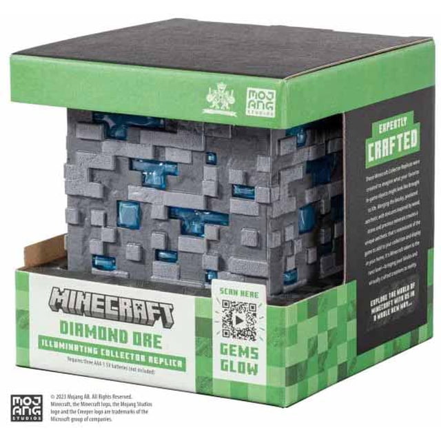 Minecraft Illuminating Collector Replica Accessoire Grandeur Nature Replica - Minecraft Minerai de Diamant Présenté dans Son Emballage. Cet Article de Collection Présente un design de Blocs Gris Texturé avec des accents de Diamants Bleus Lumineux, un Éclairage DEL Activé par Toucher et Deux modes : Marche, Arrêt et Impulsion. l'Emballage Met en Valeur les Caractéristiques du Produit, Y Compris Sa Fonctionnalité Lumineuse et Sa Taille Compacte, Mesurant un Peu Plus de 4 Pouces de Hauteur. Convient aux fans de 8 Ans et Plus.