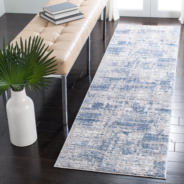 Safavieh Amelia Carrie Tapis Coureur Abstrait Usé avec une Finition Texturée Pelucheuse dans des Tons Bleus et Neutres, Posé sur un Plancher de Bois Franc Foncé à Côté d'Un Banc Capitonné beige et d'Un vase Blanc avec des Feuilles de Palmier Vertes, Idéal pour les Couloirs Ou les Chambres.