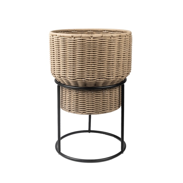 Better Homes & Gardens Jardinière en Résine Celeste de 12 Pouces avec Support en Métal, Jardinière en Résine Tressée beige Naturel sur Support Circulaire en Métal Noir, Mesurant 11,8 Pouces de Diamètre par 17,9 Pouces de Hauteur, Convient à une Utilisation Intérieure Ou Extérieure Tenant 3,6 gallons de Feuillage, Aussi Souvent Utilisée comme Panier de Rangement de Style Ferme Moderne.