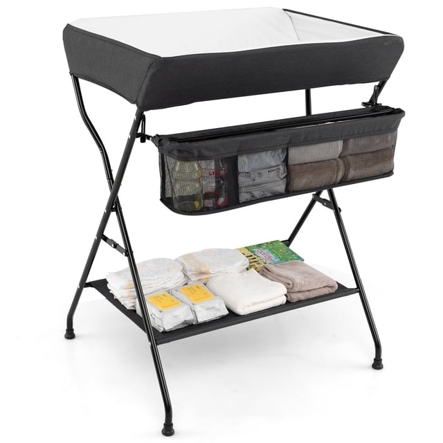 Patiojoy Table à Langer Pliable pour Nourrisson, station à Couches portable et Pièce de Mobilier de Chambre de Bébé avec Cadre en Fer Robuste, PVC Imperméable et Matériau en Toile 600D. Comprend un Matelas à Langer Rembourré, Trois Compartiments de Rangement et un Plateau Inférieur pour Organiser les Couches, les Serviettes et les Accessoires pour Bébé. Conçue avec des Couvre-Pieds Antidérapants pour la Stabilité et la Sécurité, Elle Se Plie Facilement pour un Rangement Gain de Place derrière une Porte. Convient aux Bébés jusqu'à 12 Mois avec une Capacité de Charge de 24 Lb.